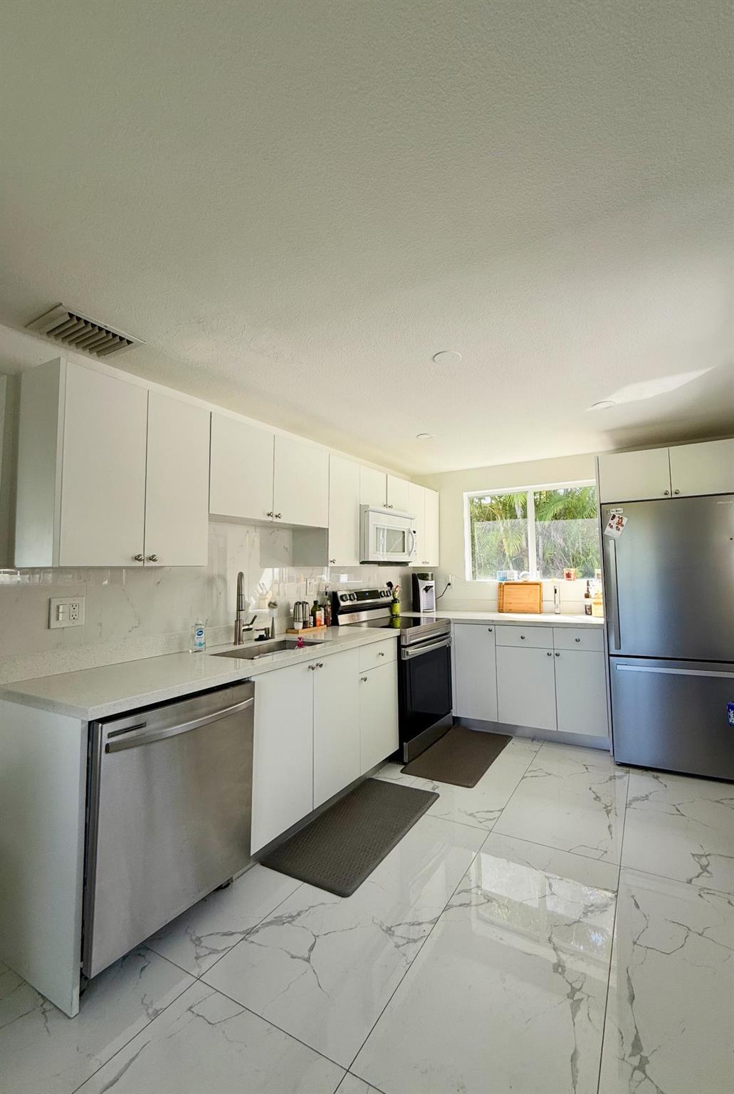 Remodeled 3-bedroom/2-bath home*new stainless steel appliances*new roof & A/C*new PVC plumbing*impact windows & doors*all tile*RV/boat parking*no HOA/no restrictions*15 min to MIA*1 block to Tropical Park*close to everything in desirable Olympia Heights/Westchester neighborhoods*10 min from Univ of Miami & Coral Gables. 
Casa remodelada de 3 habitaciones/2 baños, electrodomésticos nuevos de acero inoxidable, techo y aire acondicionado nuevos, nuevo PVC de plomeria* ventanas y puertas resistentes a impactos, todos los azulejos, estacionamiento para vehÃculos recreativos/botes, sin HOA/sin restricciones, a 15 minutos de MIA, a 1 cuadra de Tropical Park, cerca de todo en los atractivos vecindarios de Olympia Heights/Westchester. A 10 minutos de la Universidad de Miami y Coral Gables.