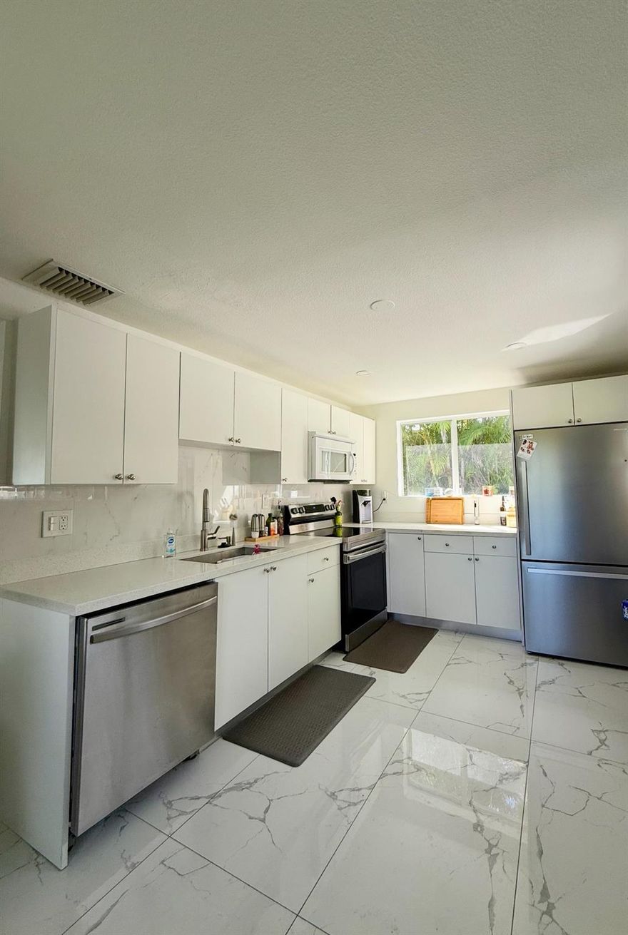 Remodeled 3-bedroom/2-bath home*new stainless steel appliances*new roof & A/C*new PVC plumbing*impact windows & doors*all tile*RV/boat parking*no HOA/no restrictions*15 min to MIA*1 block to Tropical Park*close to everything in desirable Olympia Heights/Westchester neighborhoods*10 min from Univ of Miami & Coral Gables. 
Casa remodelada de 3 habitaciones/2 baños, electrodomésticos nuevos de acero inoxidable, techo y aire acondicionado nuevos, nuevo PVC de plomeria* ventanas y puertas resistentes a impactos, todos los azulejos, estacionamiento para vehÃculos recreativos/botes, sin HOA/sin restricciones, a 15 minutos de MIA, a 1 cuadra de Tropical Park, cerca de todo en los atractivos vecindarios de Olympia Heights/Westchester. A 10 minutos de la Universidad de Miami y Coral Gables.