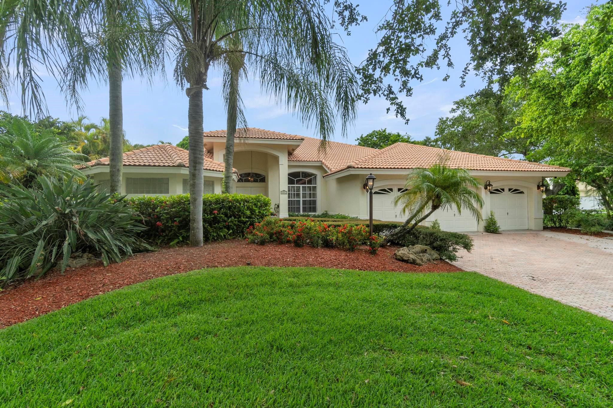Beautiful and Ready to Rent! Act now for 5 bedrooms, 3 baths, Three car garage property AND no stairs..one story! Located in lovely, private, gated Country's Point neighborhood on HUGE 15,000+SF oversized lot. Park three cars in garage and six in the driveway, perfect for parties and guests! You'll enjoy renovated kitchen with ample pantry and storage, inside laundry room with sep washing tub, triple split bedroom plan, volume ceilings, foyer entry, brfst nook and formal dining, sep great room and living room, HUGE primary bed with his/hers walk-ins, and the screened-in pool is SO inviting! Parkland living at its best!
All the popular schools: Riverglades Elem, Westglades Middle, Stoneman HS. Easy assoc appv w/ 650 min credit. Furn or Unfurn, MB mattress and living room couches not incl.
