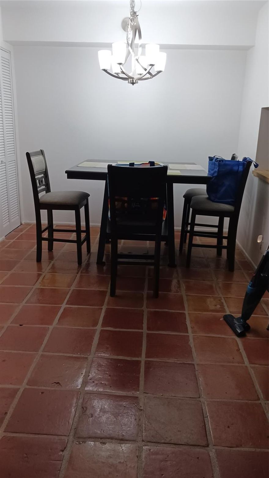 1/1 fully furnished 1st floor corner unit.  Washer, Dryer, Fridge, garbage disposal.  King size bed.Screened in patio.  Assigned parking and also guest parking but not over night.This is owner/realtor owned.Credit and back ground check must be done by association.Close to I 95 and Turnpike  Near by shopping, restaurants and beach.Secured income'NO smoking in unit only outside.