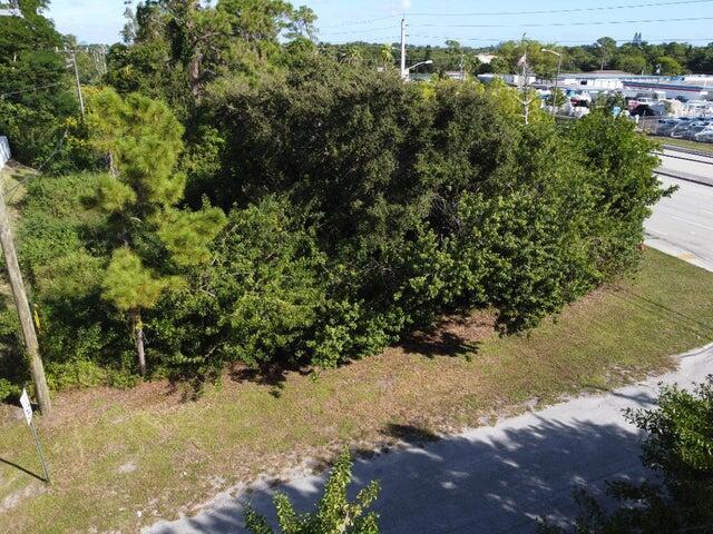 Don't miss this rare and unique opportunity for investors, builders, developers Located within minutes from Downtown Delray and convenient to I-95. Lots of Potential. Don't miss out! Property is located on the corner of Beechwood and Military Trail