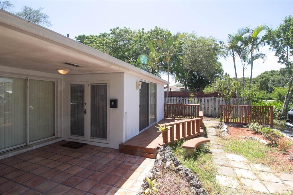 1 full bedroom and 2 full bathrooms. Extra bonus room. With washer and dryer in unit. 2 parking spaces. No HOA. Fast move in. Central A/C in East Pompano Beach. Corner unit with private patio space. In a nice and quiet area. Close to parks and schools.