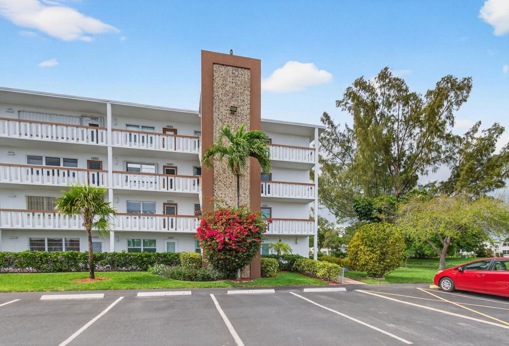 Photo of 1121 Cambridge F, Deerfield Beach, FL 33442 (MLS # B26003729)