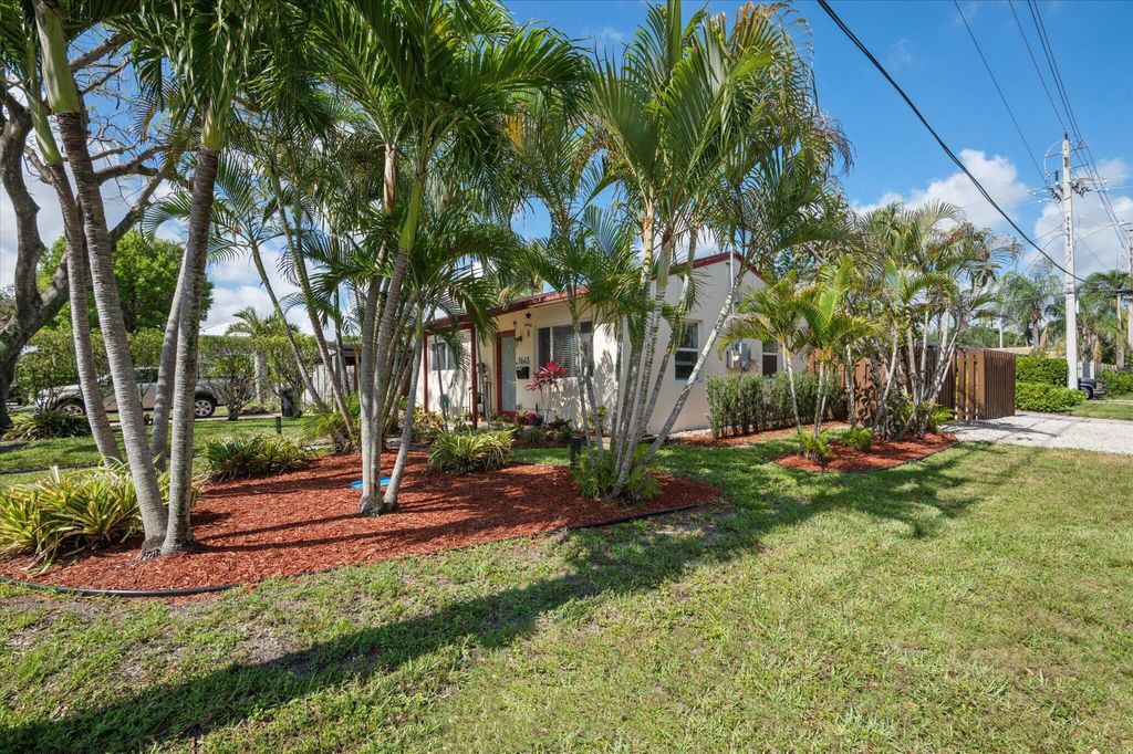 Photo of 1645 NE 16th Avenue, Fort Lauderdale, FL 33305 (MLS # B26031102)