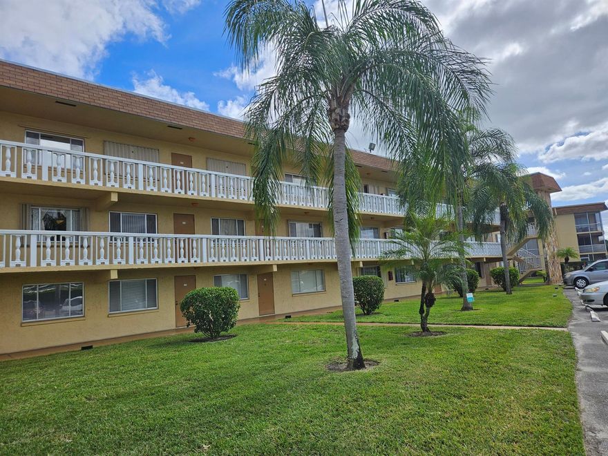 FIRST FLOOR 1 BEDROOM, 1 BATHROOM.SCREENED PATIOCOMMUNITY POOL AND LAUNDRY.