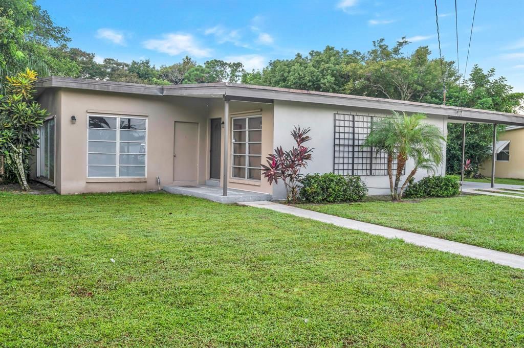 Photo of 154 S Naranja Avenue, Port Saint Lucie, FL 34983 (MLS # R10752802)