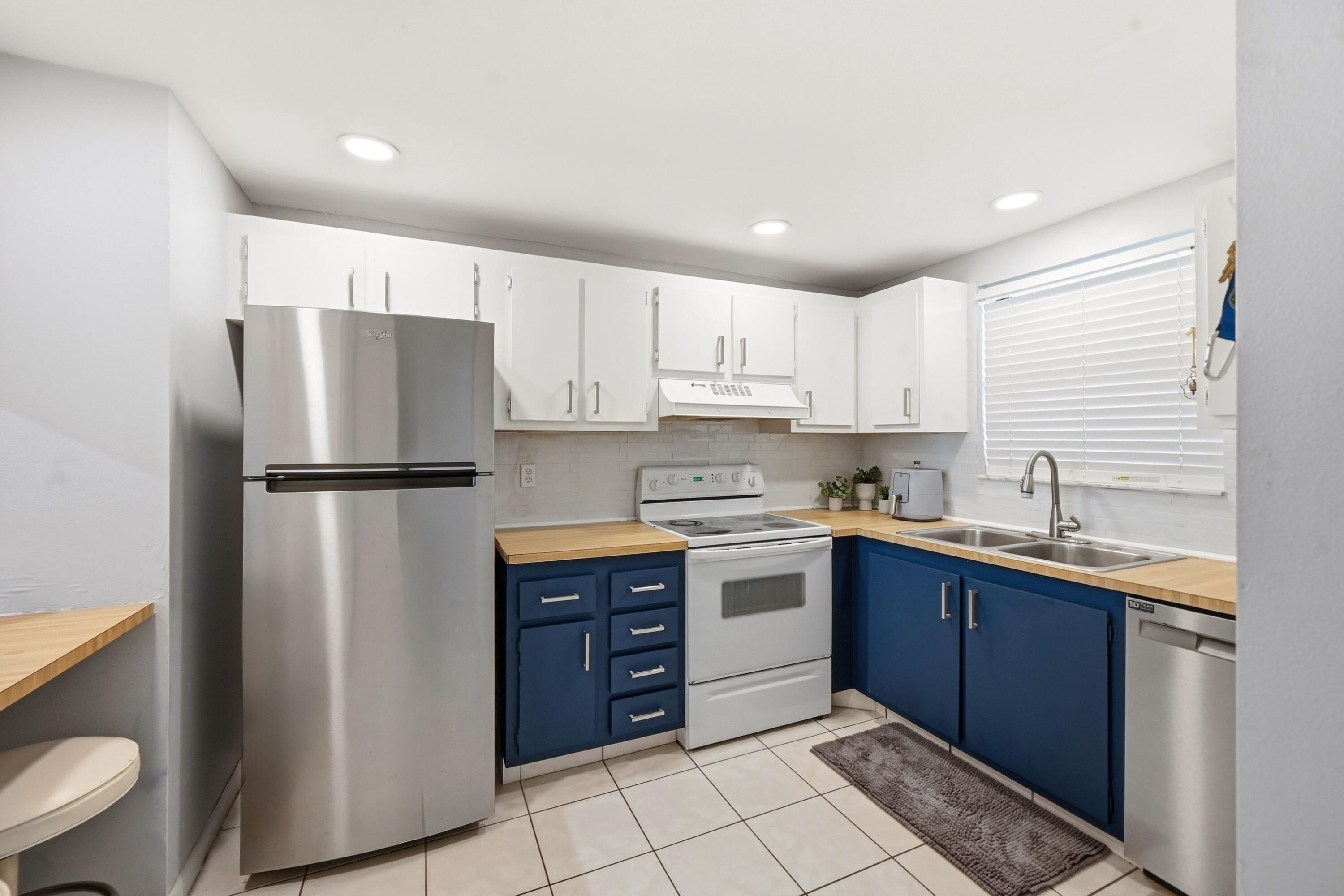 VENETIAN TERRACE CONDO - Residential Lease