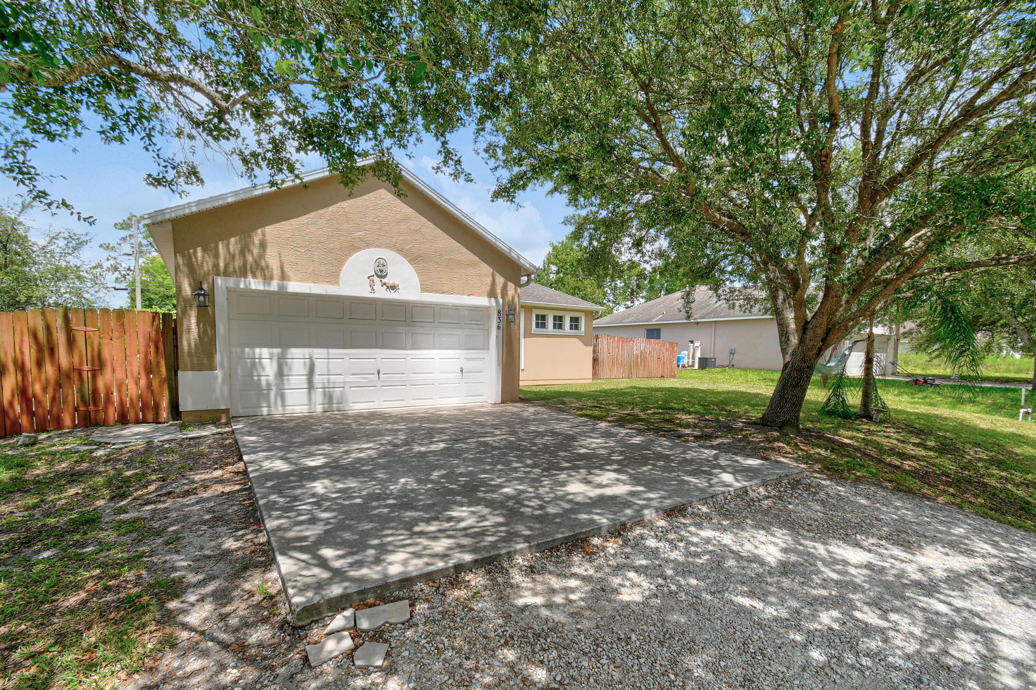 8365 104th Court, Vero Beach, FL, 32967/$329,900 2 8365 104th Court