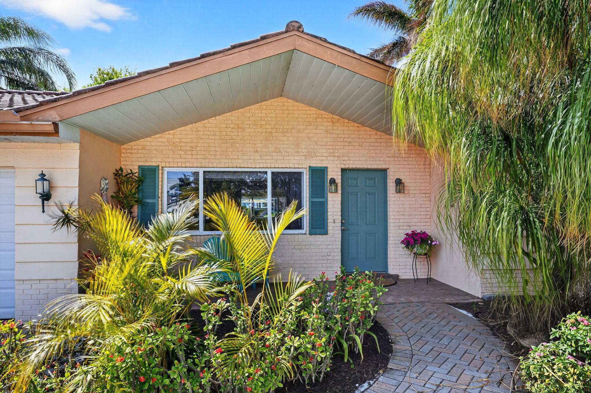 150 SW Beachway Avenue