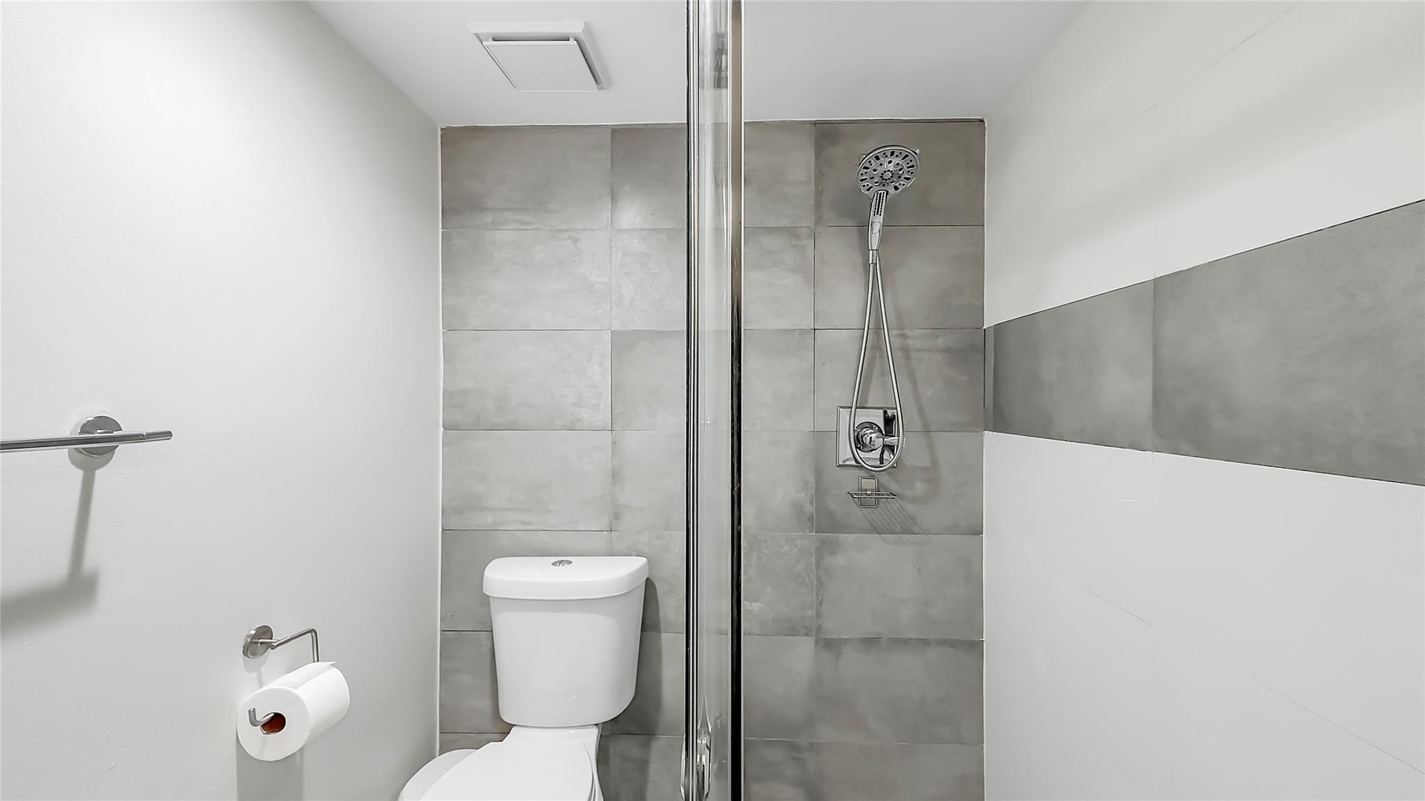 Racquet Club Apts At - Residential Lease