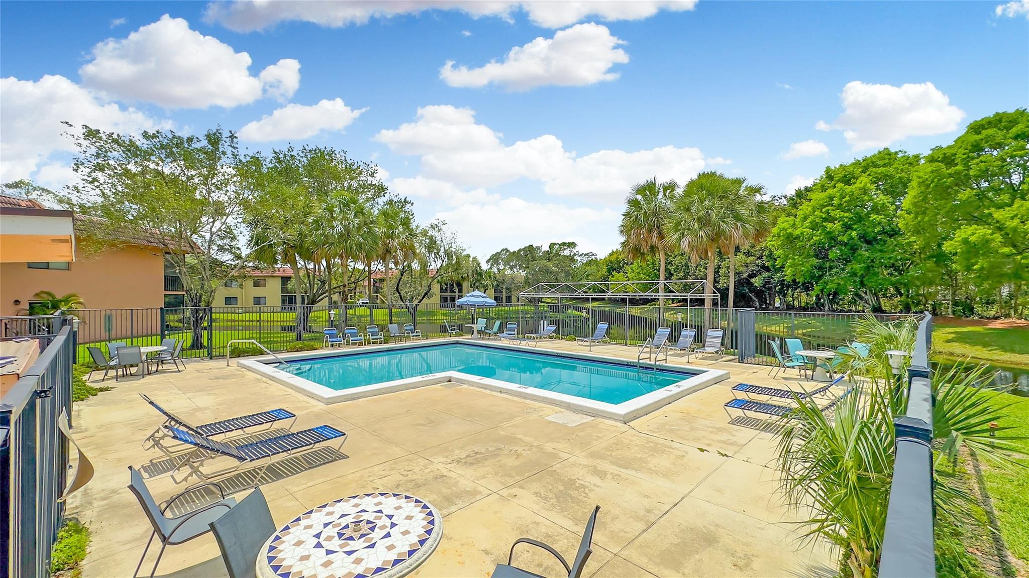 Racquet Club Apts At - Residential Lease