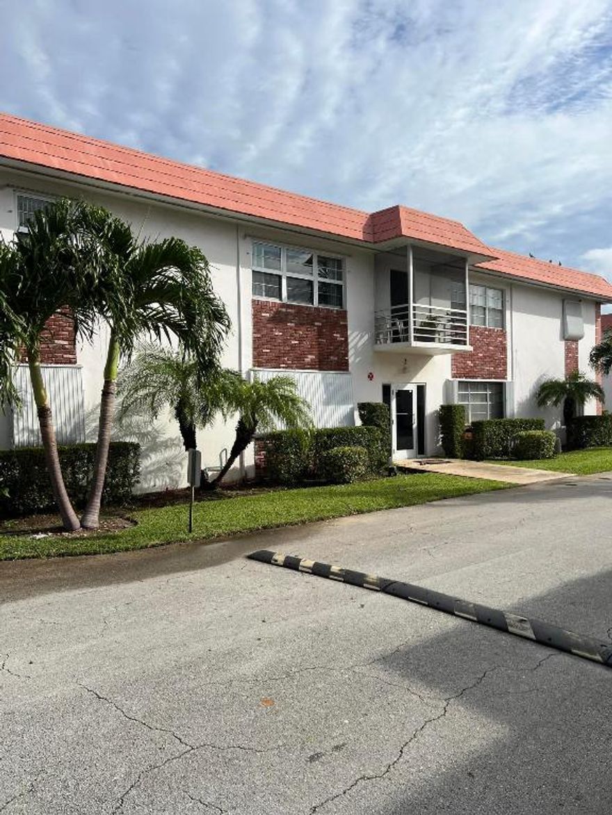 BEAUTIFULLY FURNISHED 2 BEDROOMS, 1.5 BATHROOMS IN A VERY DESIRABLE COMMUNITY. JUST BRING YOUR TOOTHBRUSH. CLOSE TO SHOPS, I-95 AND RESTAURANTS. 
ASSOCIATION STATES 55+