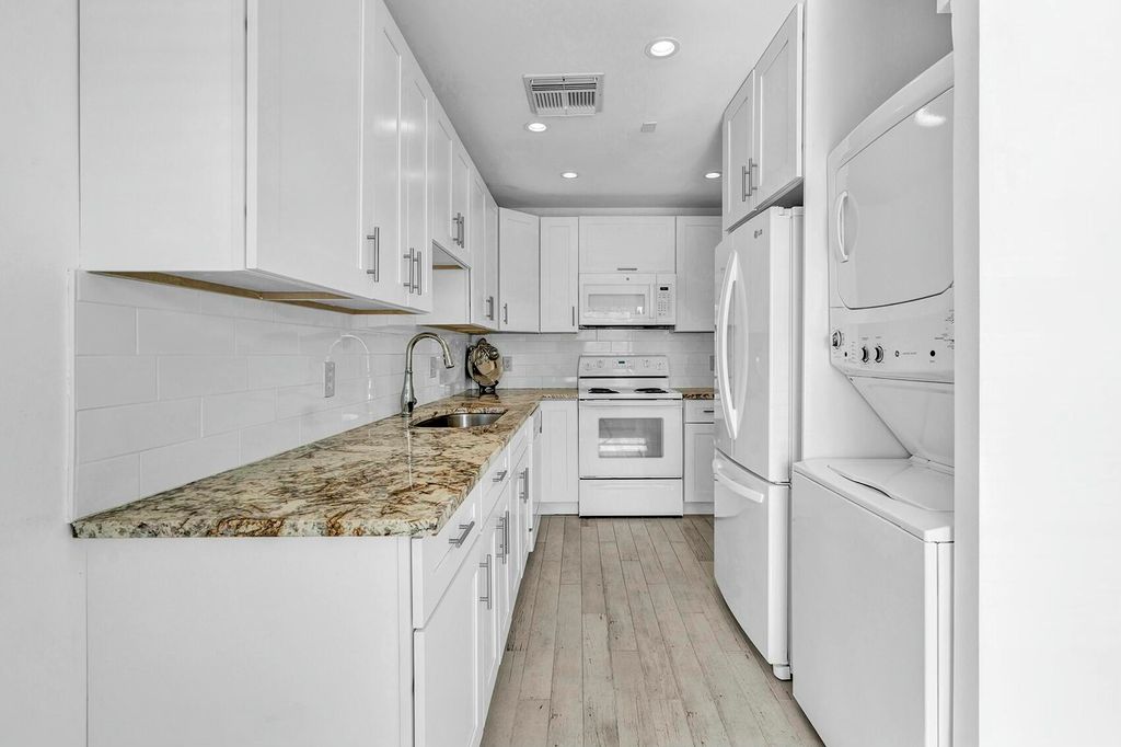 Photo of 1121 Cactus Terrace #102, Delray Beach, FL 33445 (MLS # R11076029)