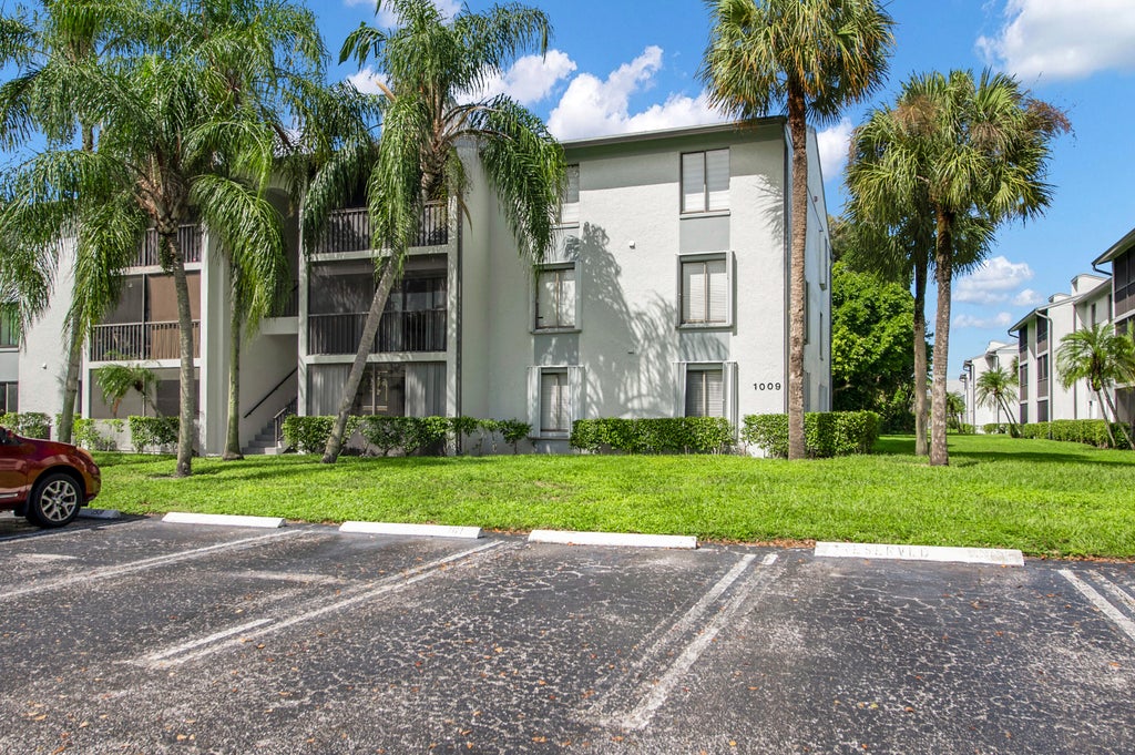 Photo of 1009 GREEN PINE Boulevard #F3, West Palm Beach, FL 33409 (MLS # B26078915)
