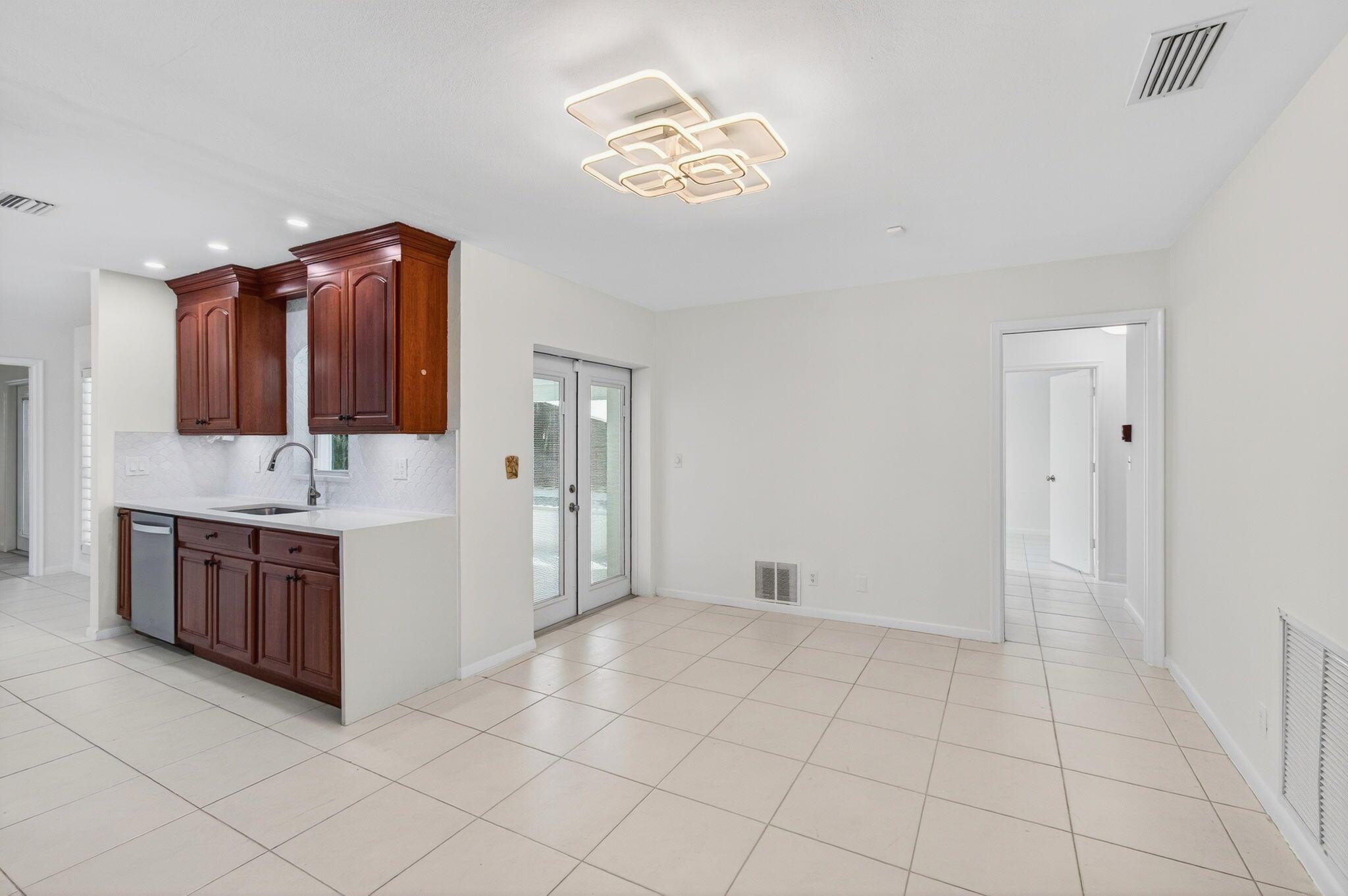 COUNTRY CLUB VILLAGE SEC - Residential Lease