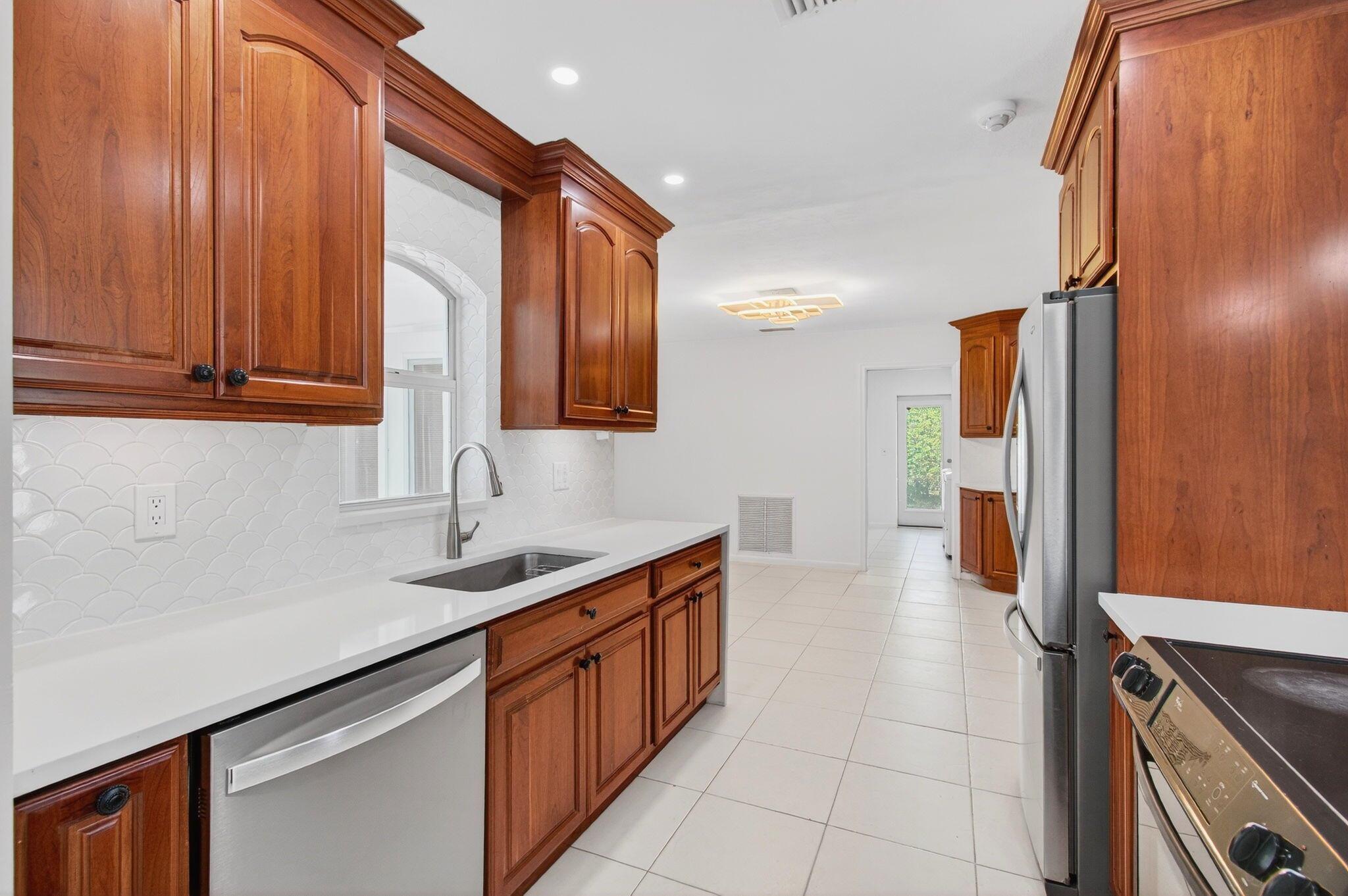 COUNTRY CLUB VILLAGE SEC - Residential Lease