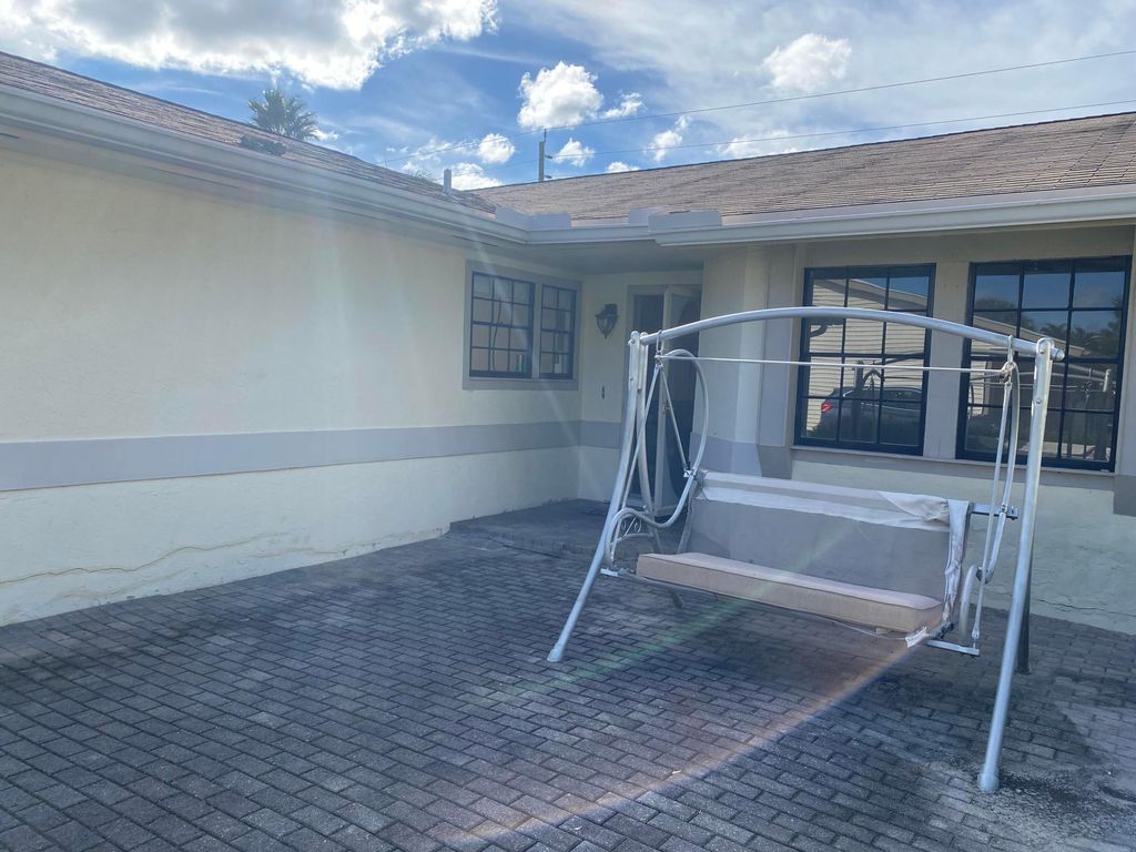 Photo of 7 Eaton Place, Boynton Beach, FL 33426 (MLS # R10939970)