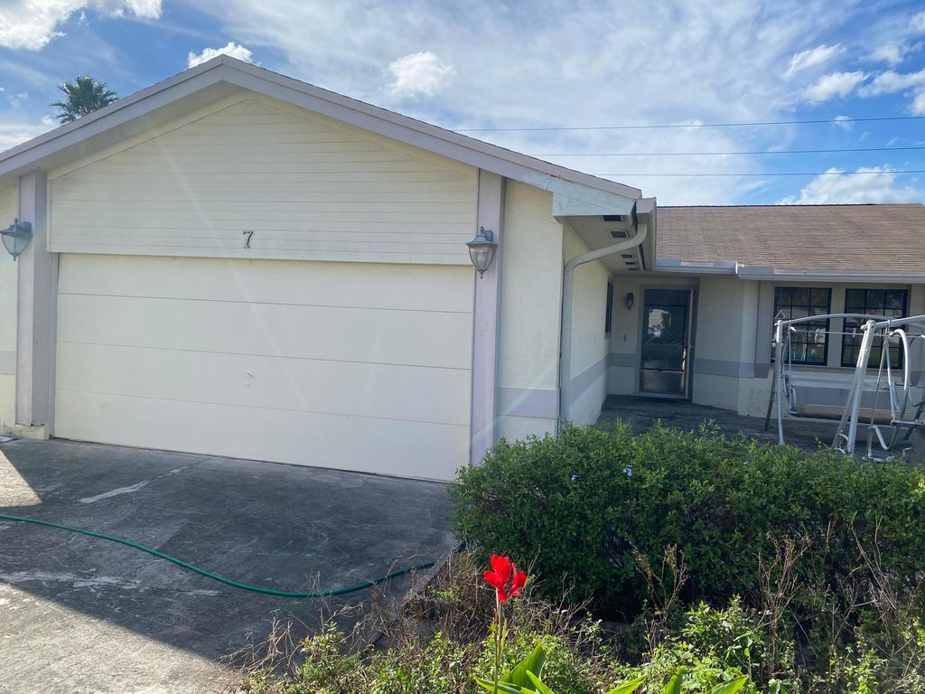 Photo of 7 Eaton Place, Boynton Beach, FL 33426 (MLS # R10939970)