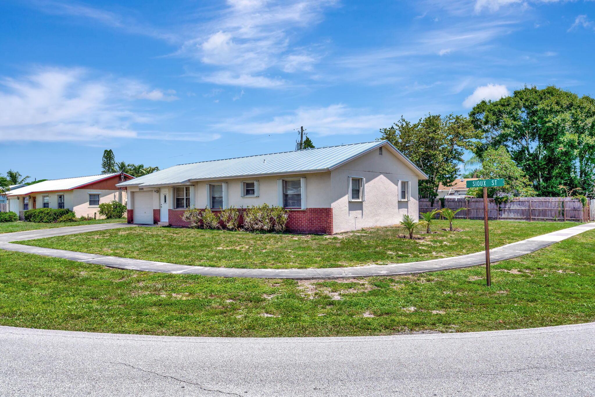 1101 Sioux Street, Jupiter, FL, 33458/$492,000 2 1101 Sioux Street