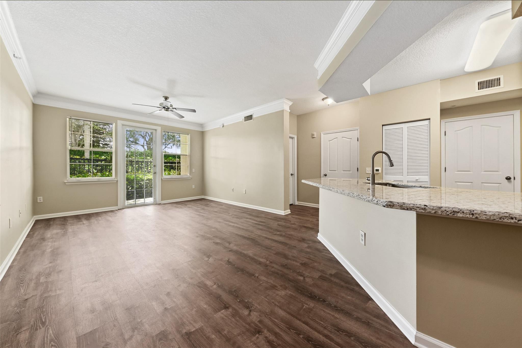 Beautiful recently renovated terrace apartment in desirable Mezzano community. Conveniently located and with
great amenities.