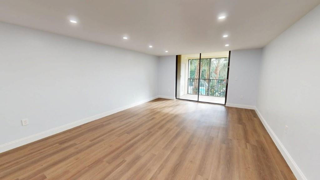 LINTON WOODS COND UNIT 20 - Residential