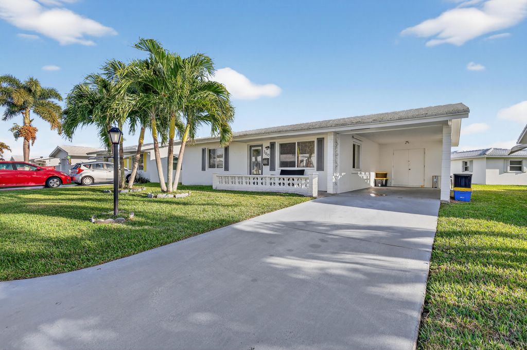 Photo of 2010 SW 6th Avenue, Boynton Beach, FL 33426 (MLS # R11169878)