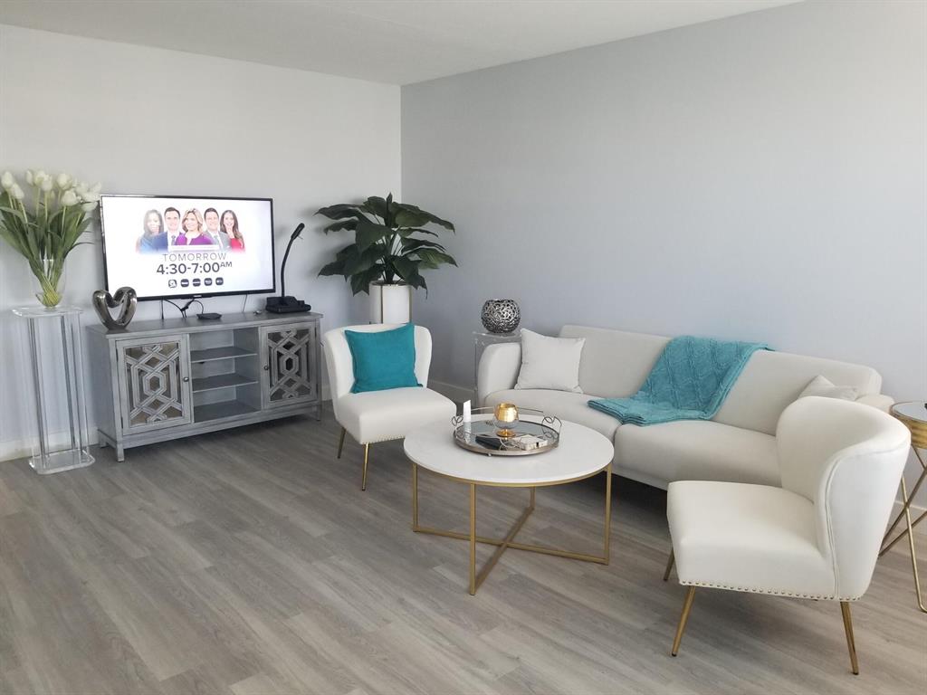 Beautiful bright and completely renovated furnished 2 bedroom 1 1/2 baths condo. Spectacular lake view with amazing sunsets. Located close to pool, parking, bus, shopping and restaurants. Enjoy Florida living at its best!