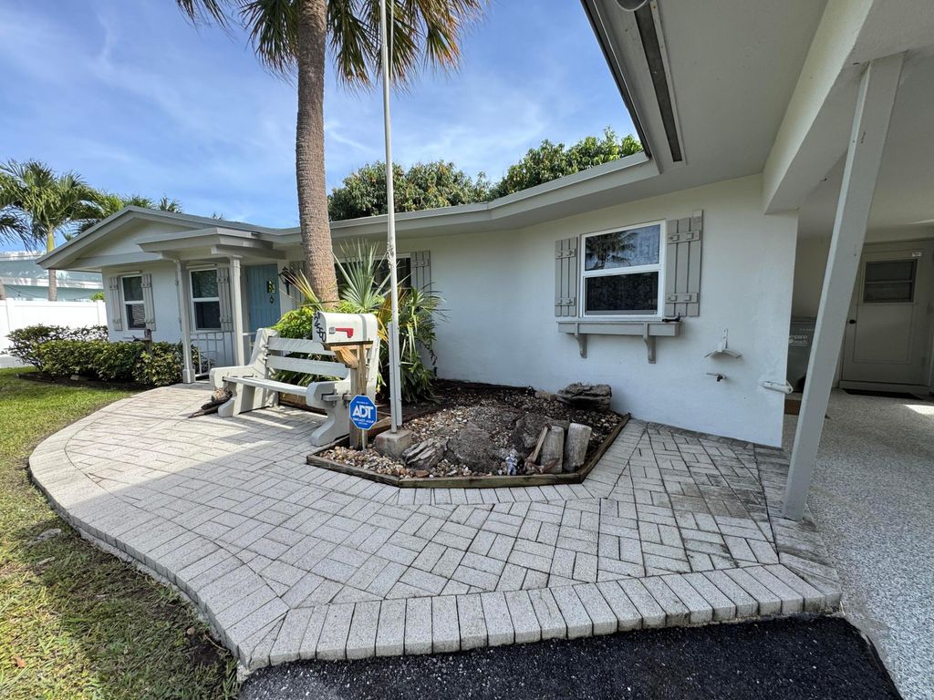 Photo of 2560 NE 20th Street, Pompano Beach, FL 33062 (MLS # B26025734)