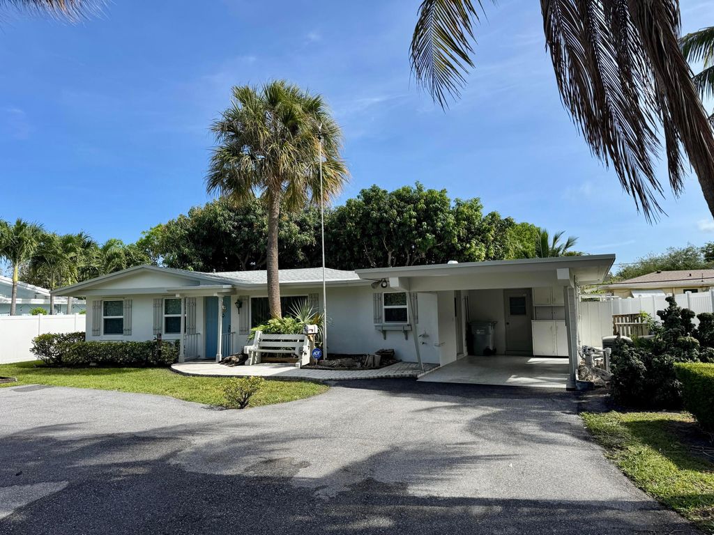 Photo of 2560 NE 20th Street, Pompano Beach, FL 33062 (MLS # B26025734)