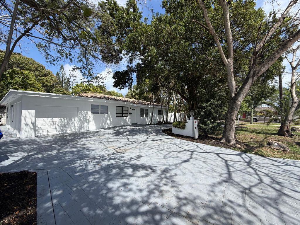 Photo of 835 NE 16th Street, Fort Lauderdale, FL 33304 (MLS # B26011591)