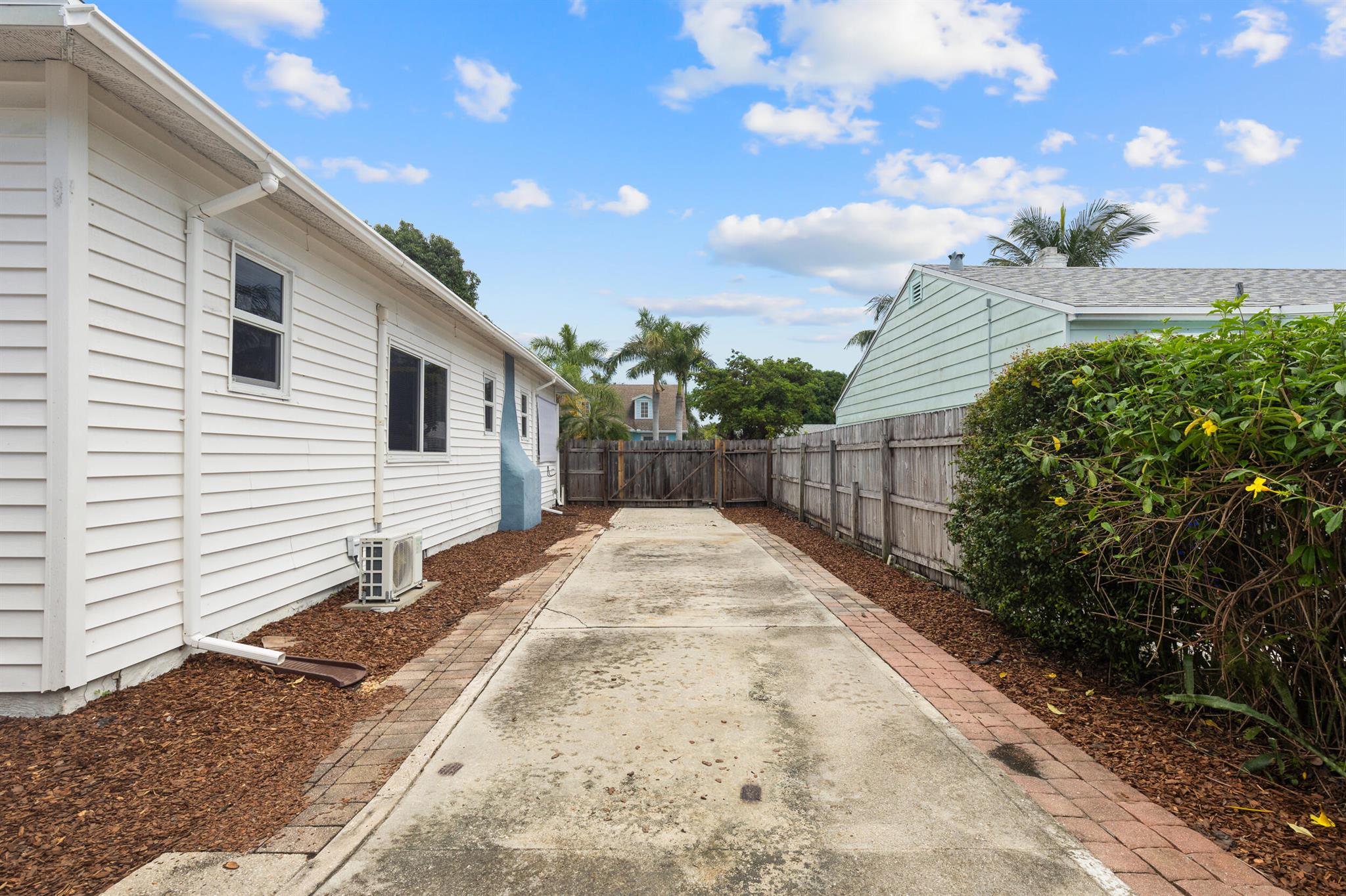 LAKE WORTH TOWN OF - Residential Lease