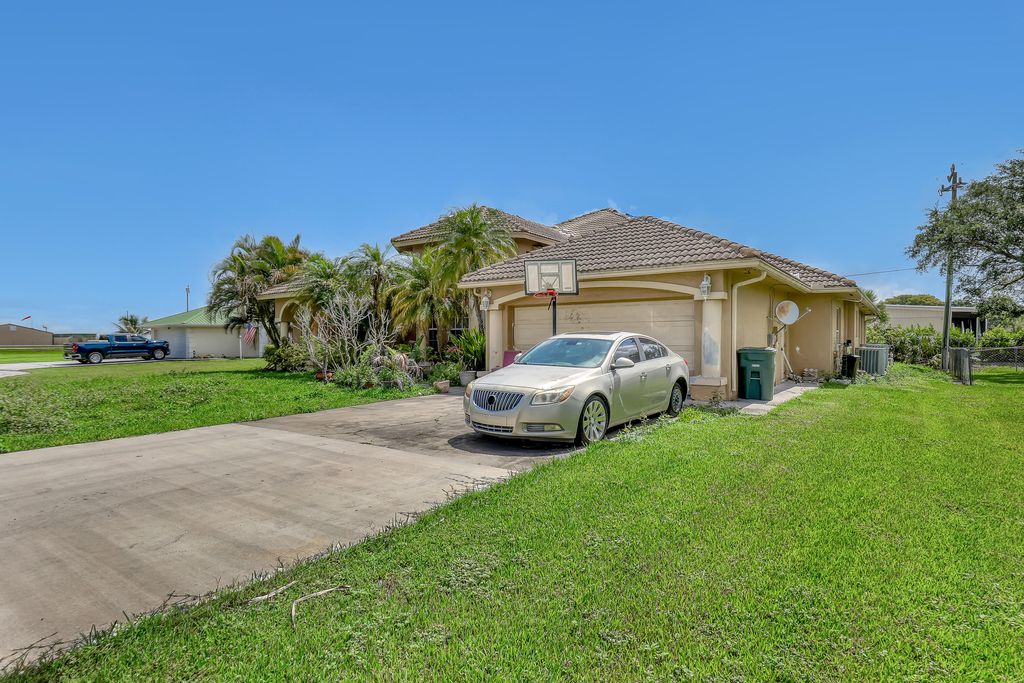 Photo of 1015 NE 3rd Street, Belle Glade, FL 33430 (MLS # B26030593)