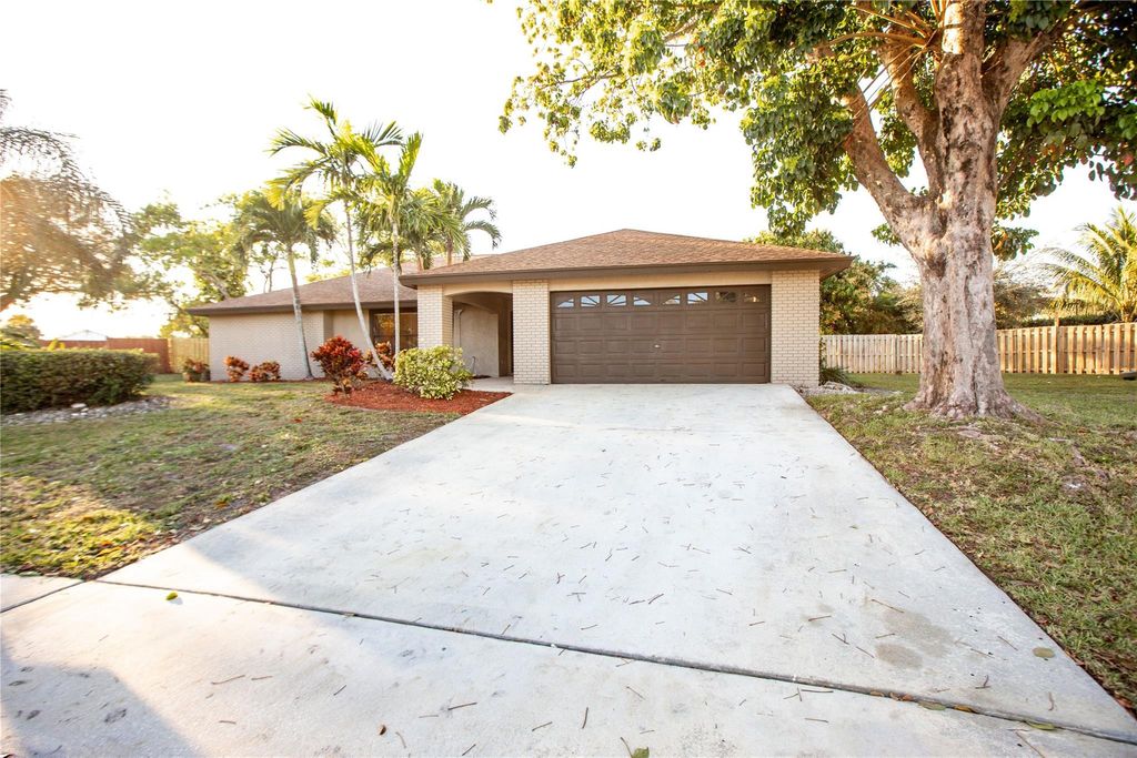 Photo of 136 Sherwood Drive, Royal Palm Beach, FL 33411 (MLS # F10425388)