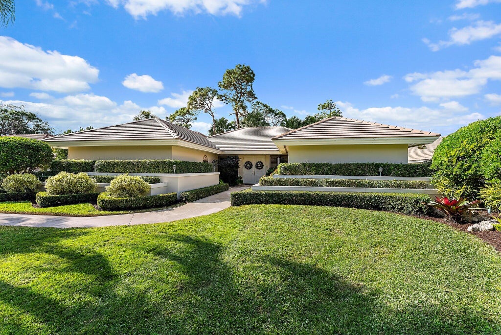 Photo of 2 Alford Court, Palm Beach Gardens, FL 33418 (MLS # R11045007)