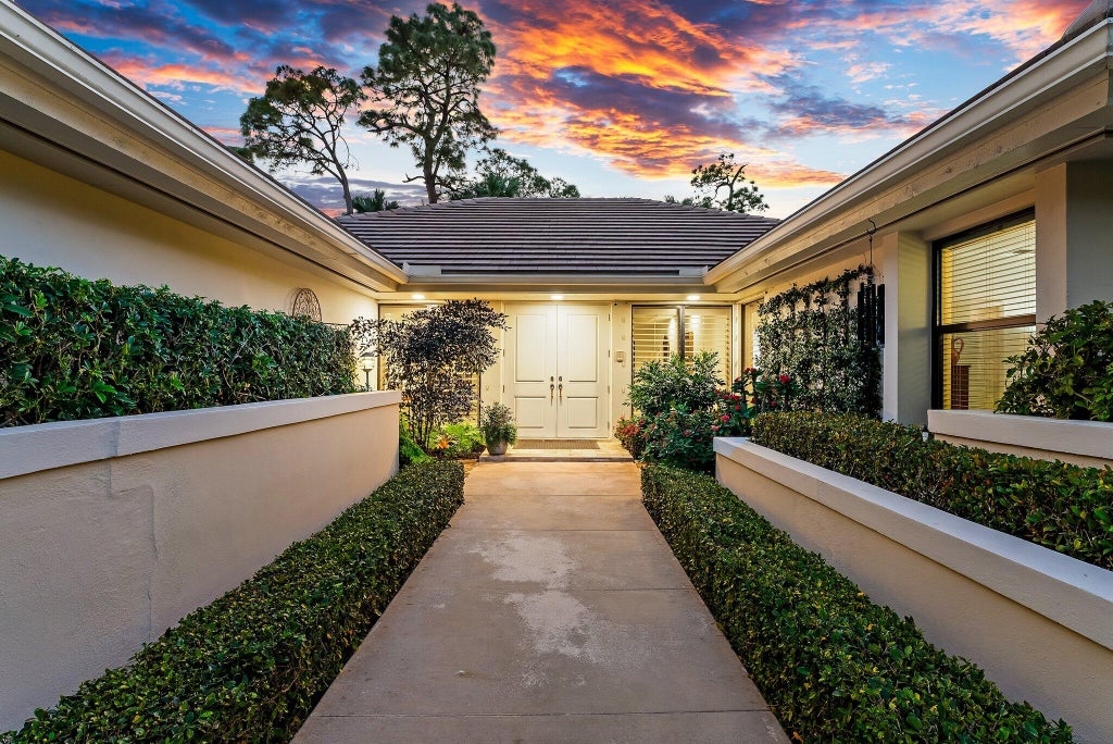 Photo of 2 Alford Court, Palm Beach Gardens, FL 33418 (MLS # R11045007)