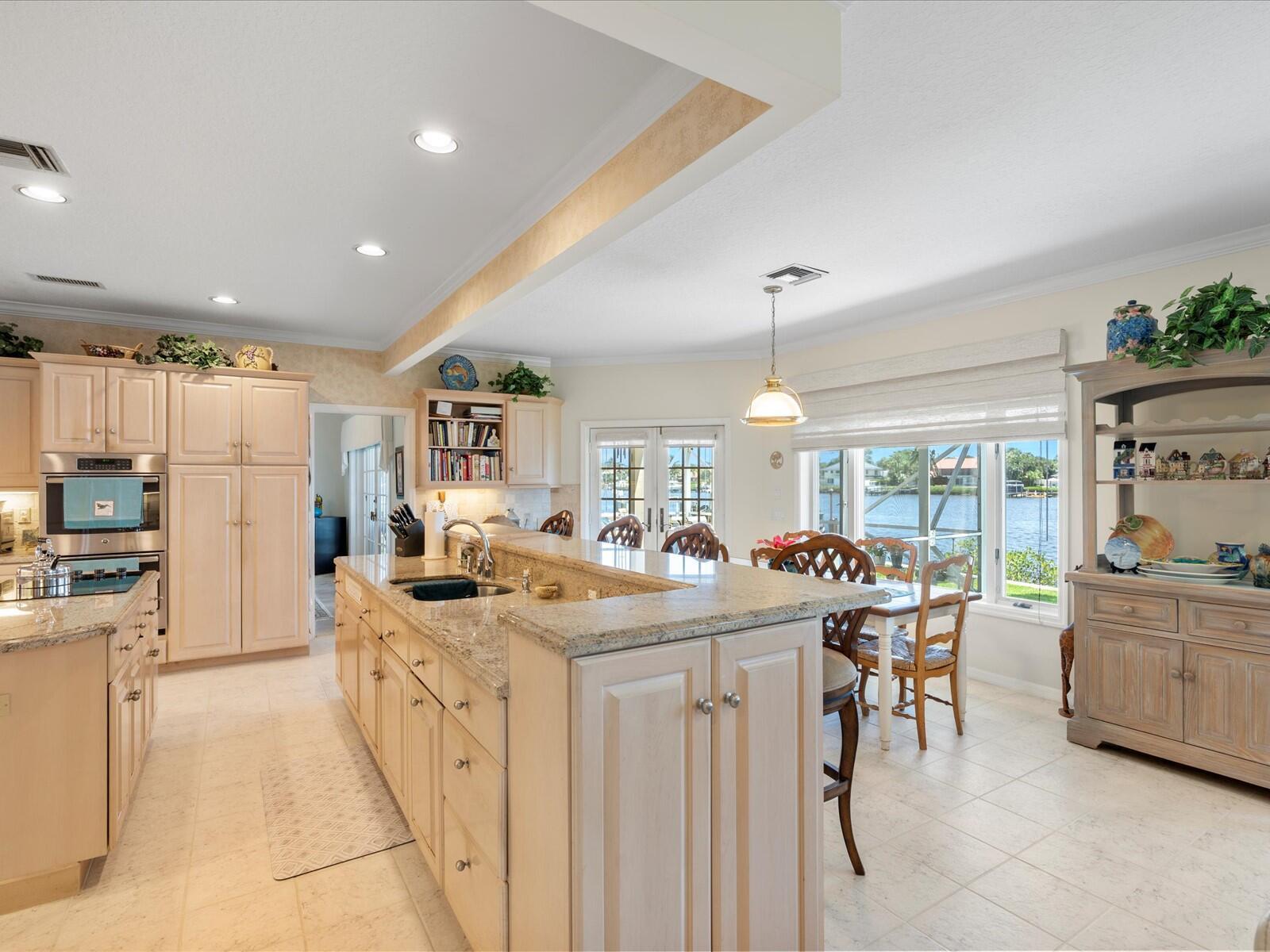 COUNTRY CLUB POINT - Residential