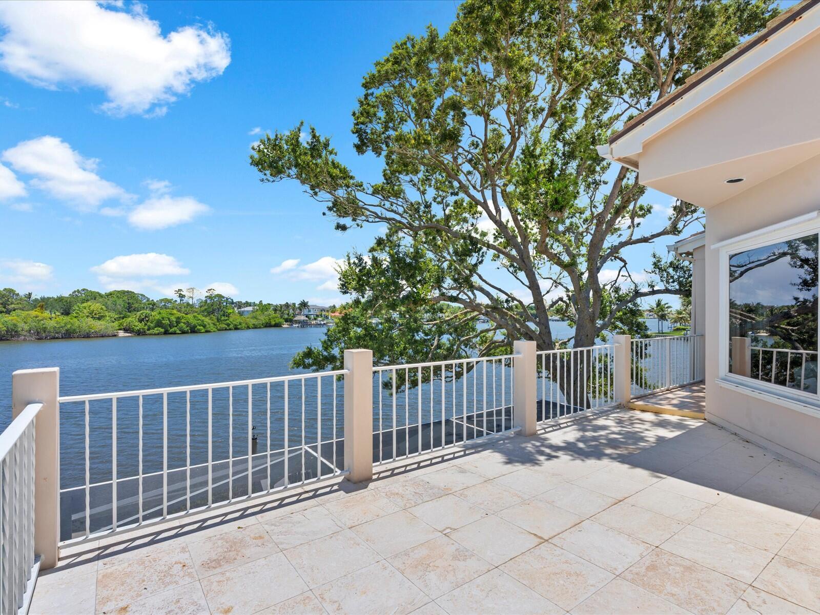 COUNTRY CLUB POINT - Residential