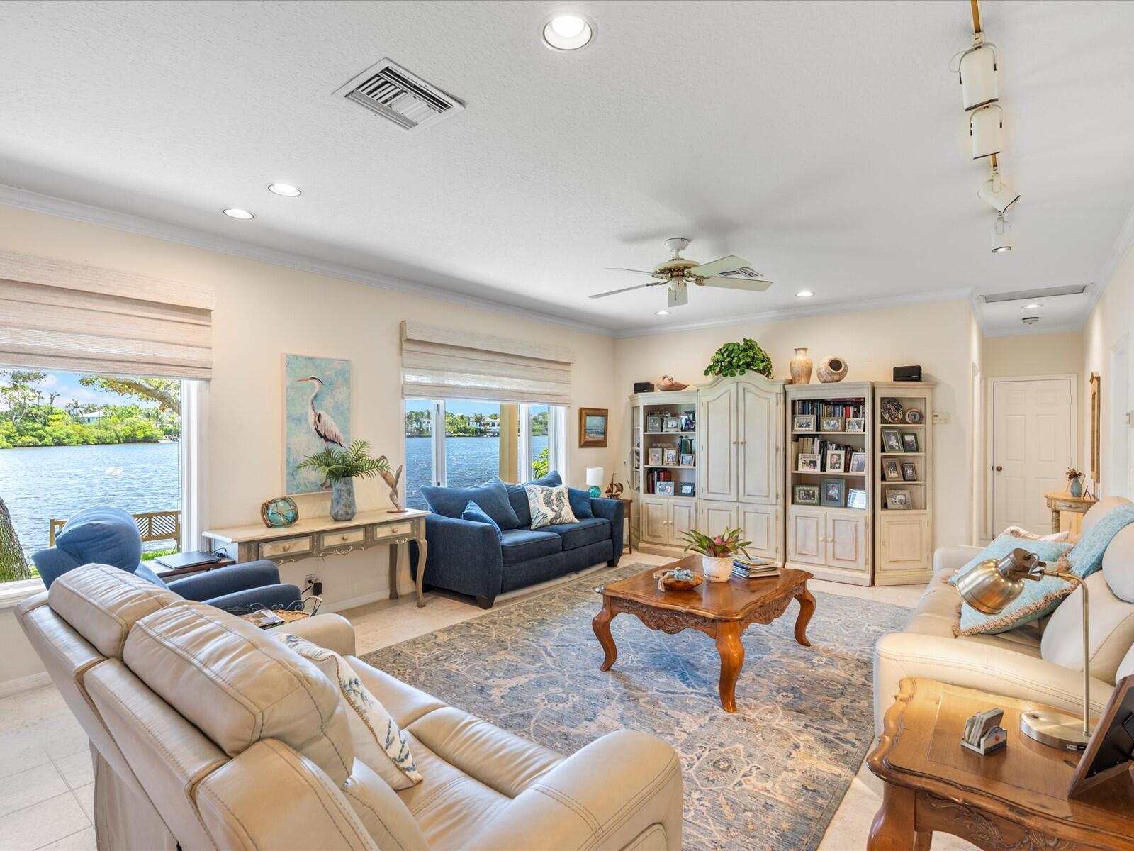 COUNTRY CLUB POINT - Residential