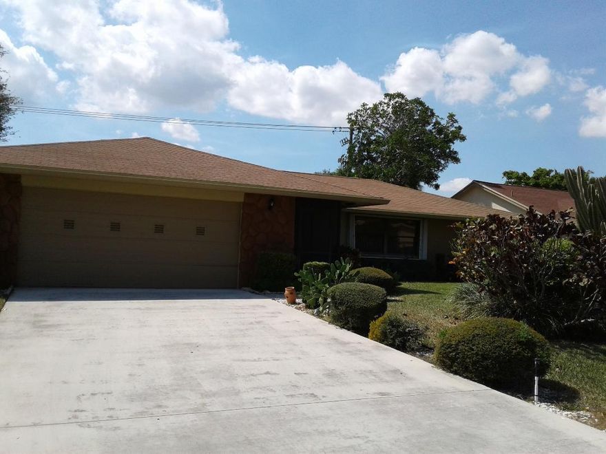 SPACIOUS 2 BEDROOM, 2 BATH PLUS EXPANDED DINING AREA, FLORIDA ROOM AND COVERED,SCREENED LANAI THAT LOOKS ONTO PRIVATE BACKYARD. GUEST BEDROOM HAS ADJOINING OFFICE/DEN AREA. SPLIT BEDROOM FLOOR PLAN. MASTER HAS WALK IN CLOSET. KITCHEN HAS AMPLE CABINETS. ACTIVE ADULE COMMUNITY WITH CLUBHOUSE, GYM,TENNIS, 5 POOLS. PERFECT LOCATION. HOA COVERS ROOF.
2 SMALL PETS OK IF UNDER 30 LBS. TOTAL.