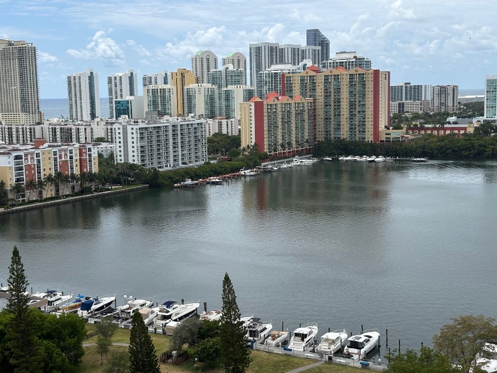 WINSTON TOWERS 500 - Residential