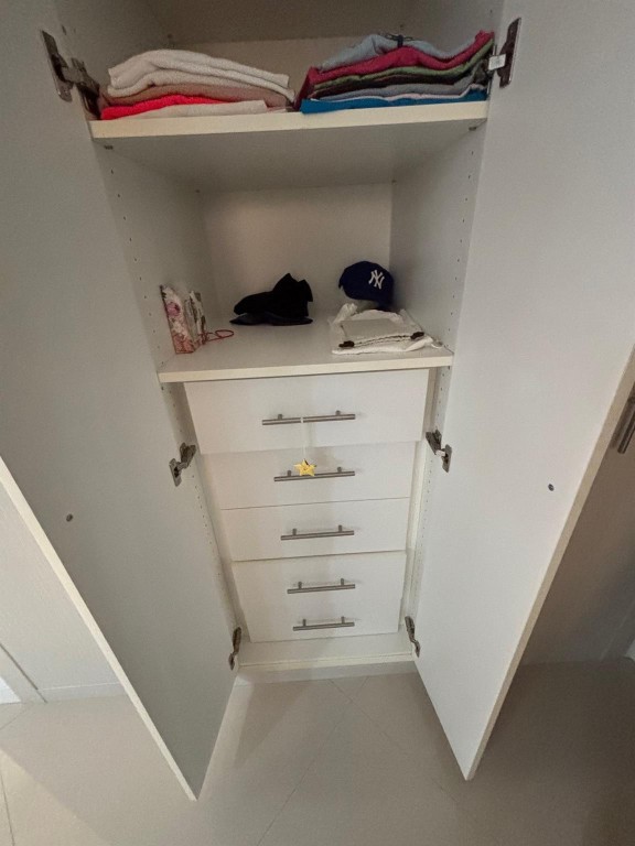 WINSTON TOWERS 500 - Residential