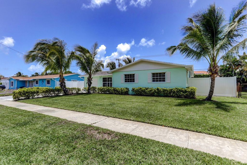 Photo of 45 Willow Road, Tequesta, FL 33469 (MLS # R11002222)