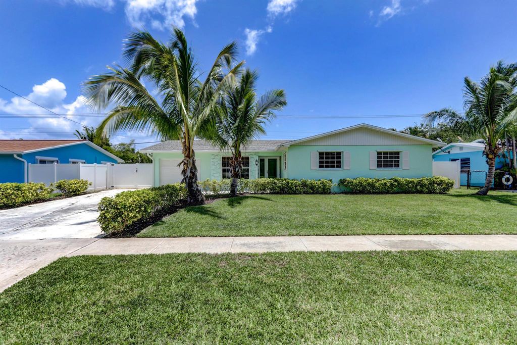 Photo of 45 Willow Road, Tequesta, FL 33469 (MLS # R11002222)