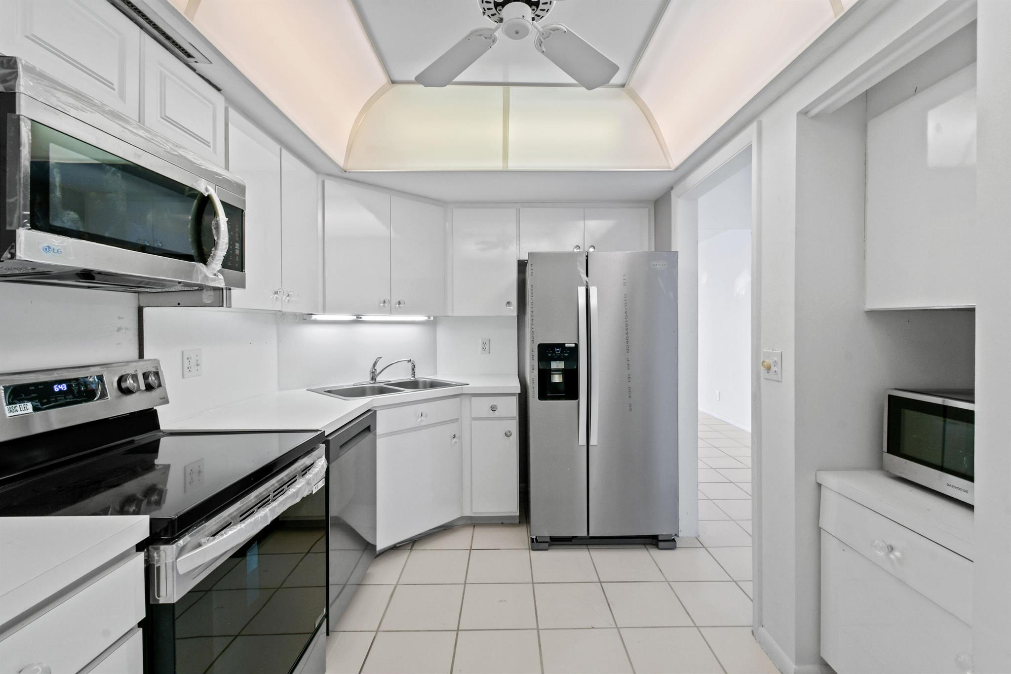 View photos, virtual tours, details... 2425 Presidential Way 801