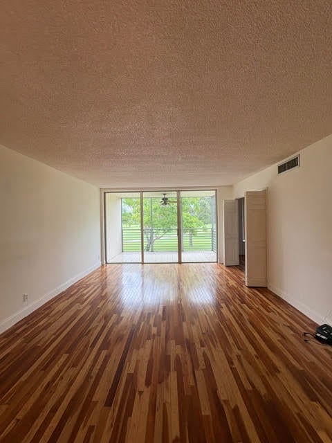 3800 Oaks Clubhouse Drive Unit 211