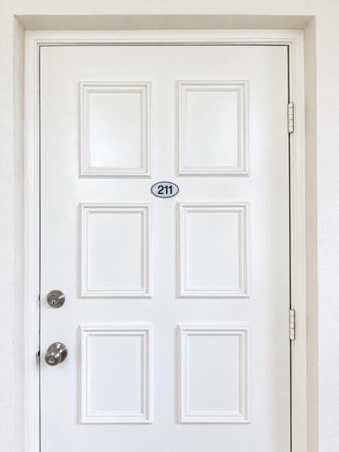 3800 Oaks Clubhouse Drive Unit 211