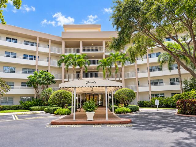 3800 Oaks Clubhouse Drive Unit 211