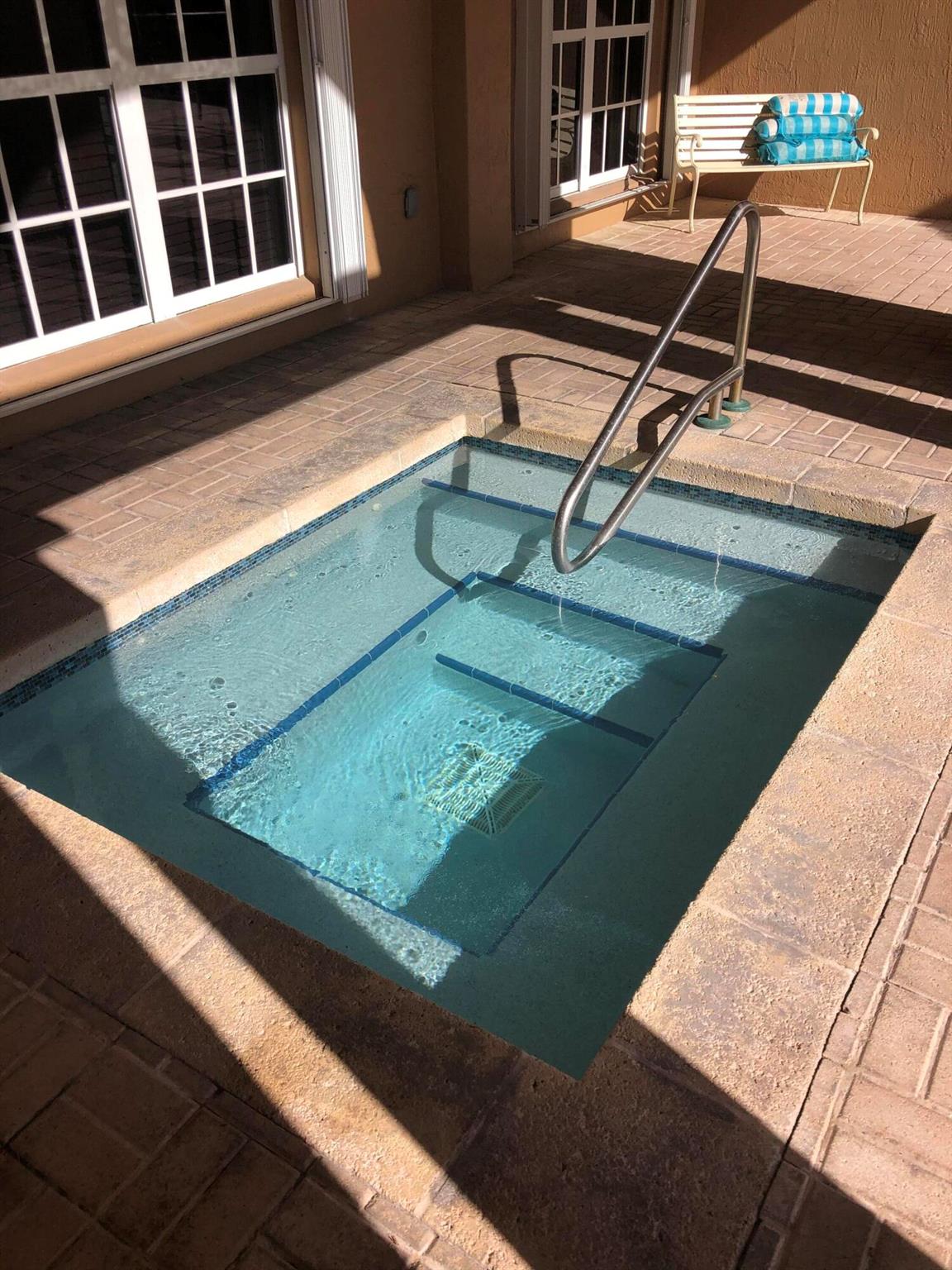 HYPOLUXOS MARINERS CAY CO - Residential