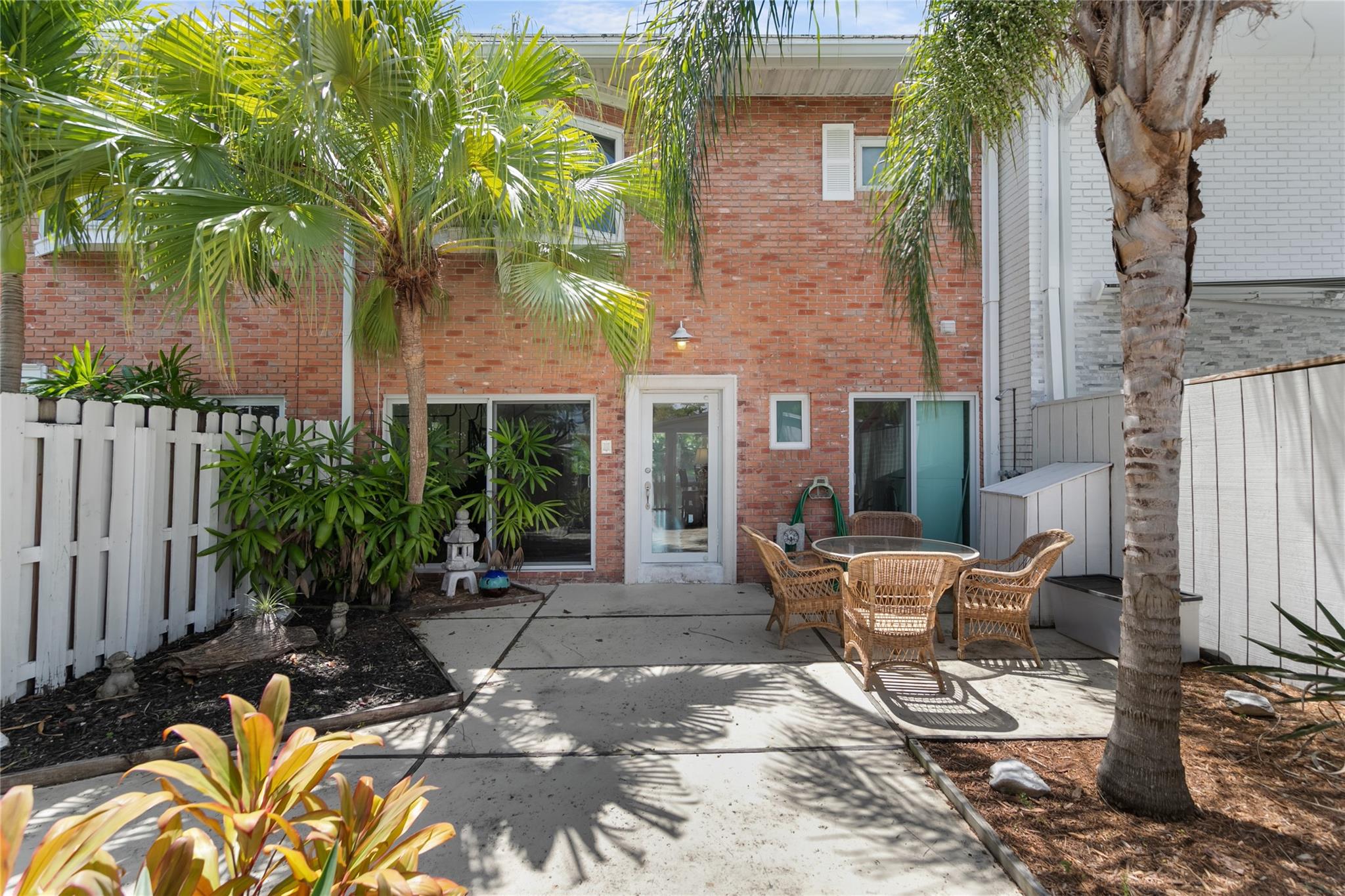 TOWNHOUSE ISLE - Residential