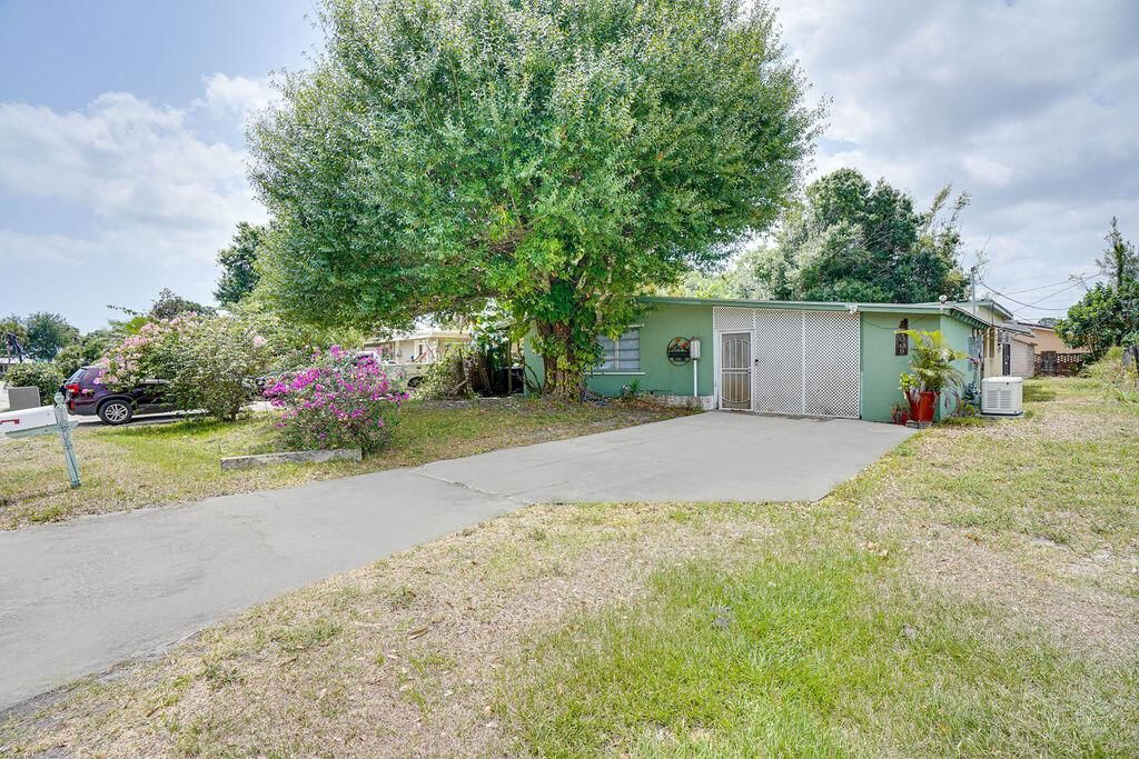 Photo of 1009 Hispana Avenue, Fort Pierce, FL 34982 (MLS # R10986812)